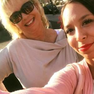 Meet your Posher, Dee dee